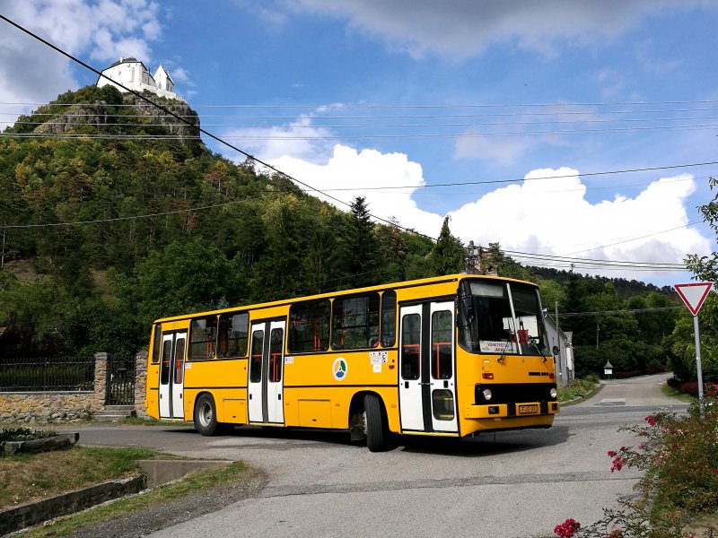Autobus Ikarus 263 v obci Füzér