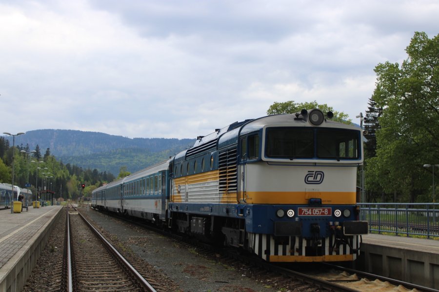 754 057